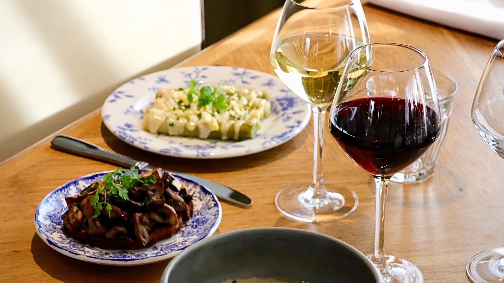Assiettes de plats gastronomiques et verres de vin