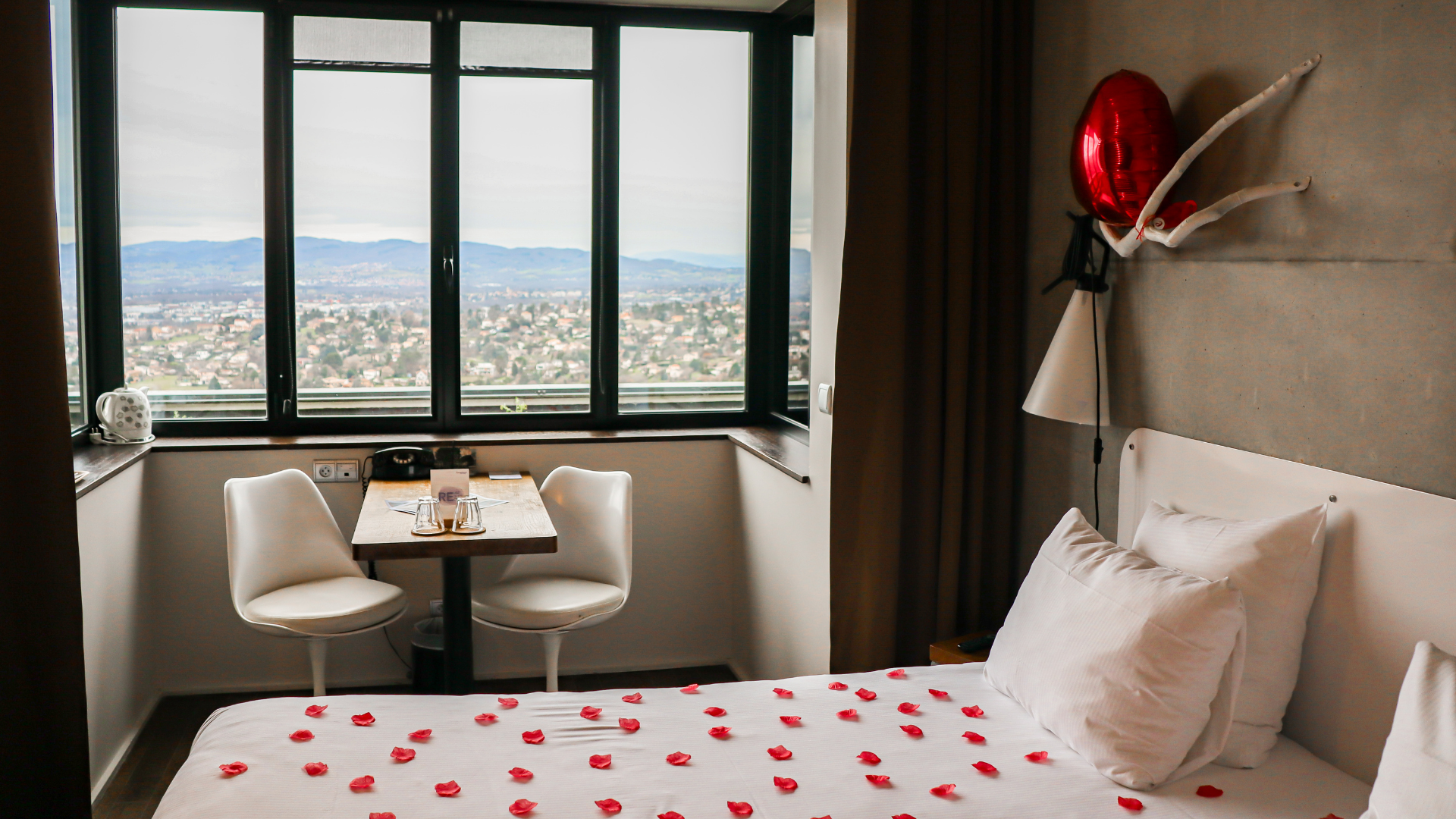 Chambre romantique avec vue panoramique sur la ville.