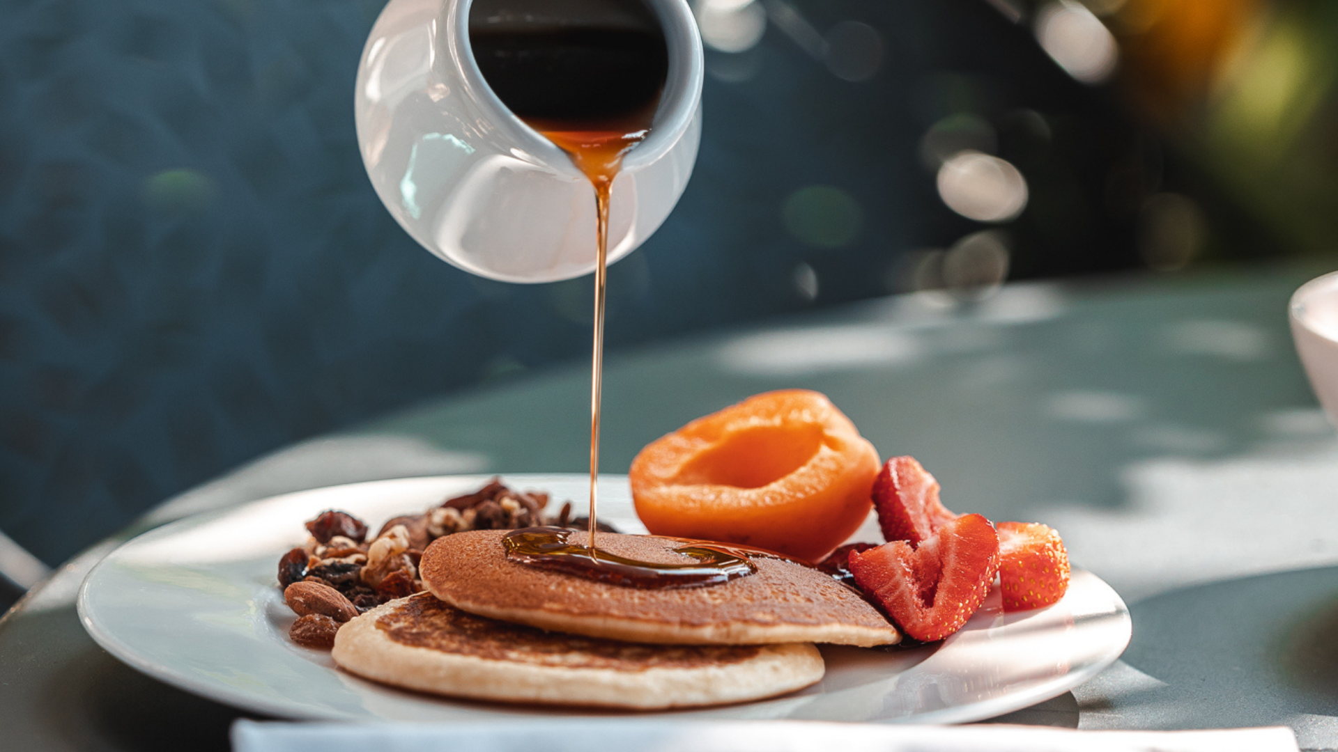 Crêpes garnies de fruits et sirop versé.