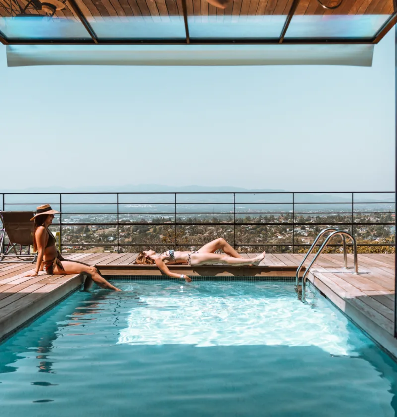 Personnes se détendent au bord de la piscine.