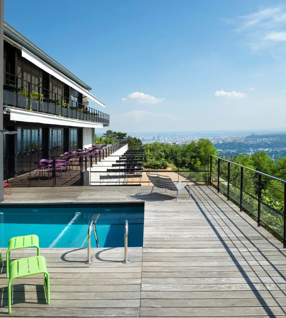 Terrasse avec piscine et vue panoramique.